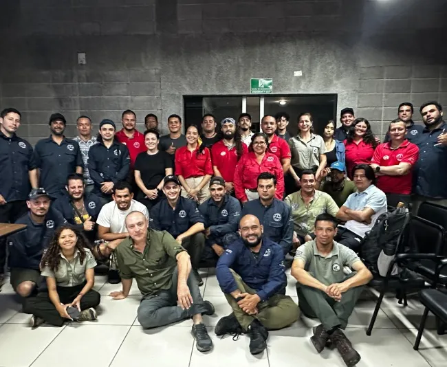 Grupo de guías turísticos certificados de la asociación reunidos