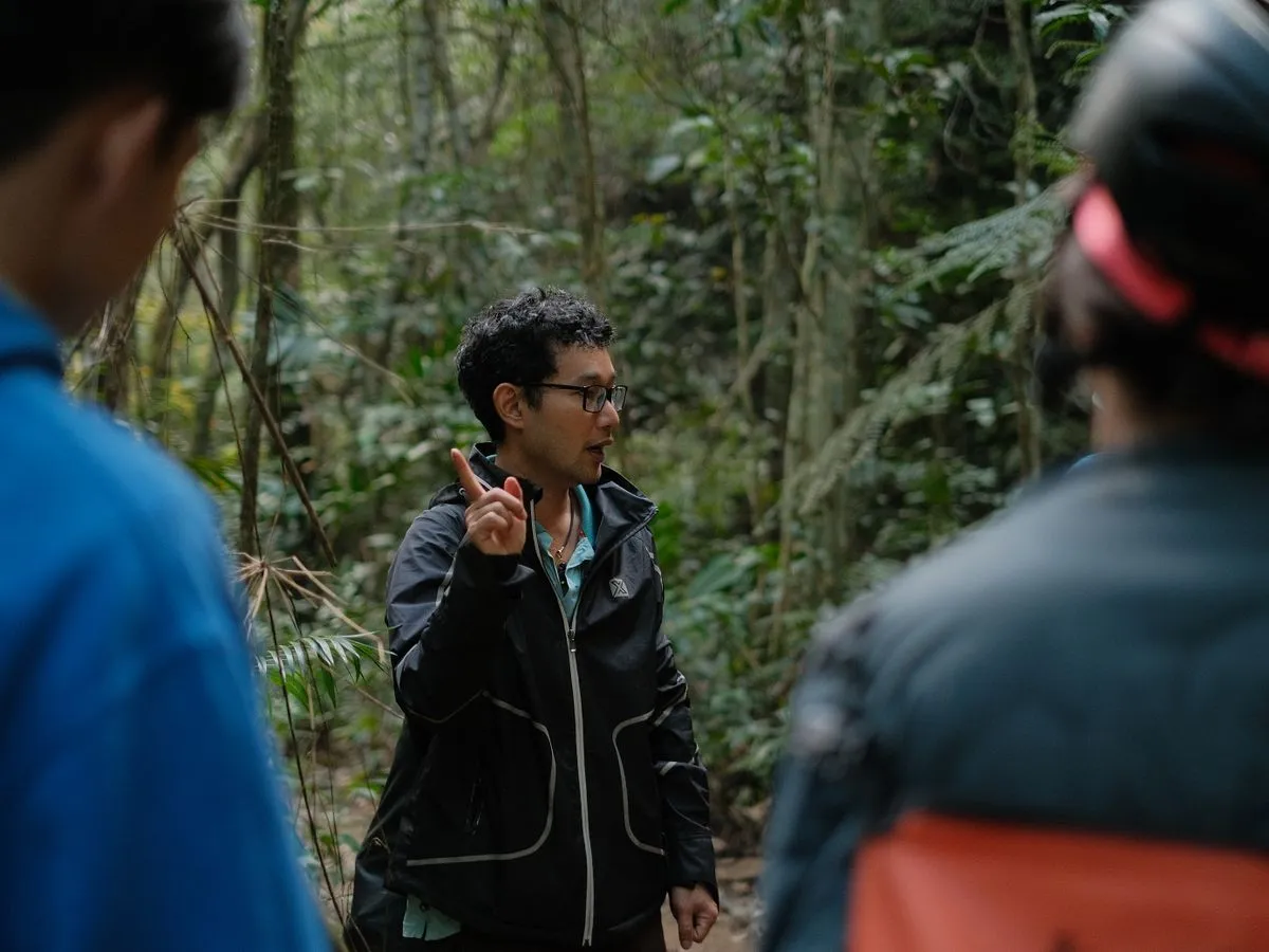 Guía explicando la naturaleza a un grupo en el bosque